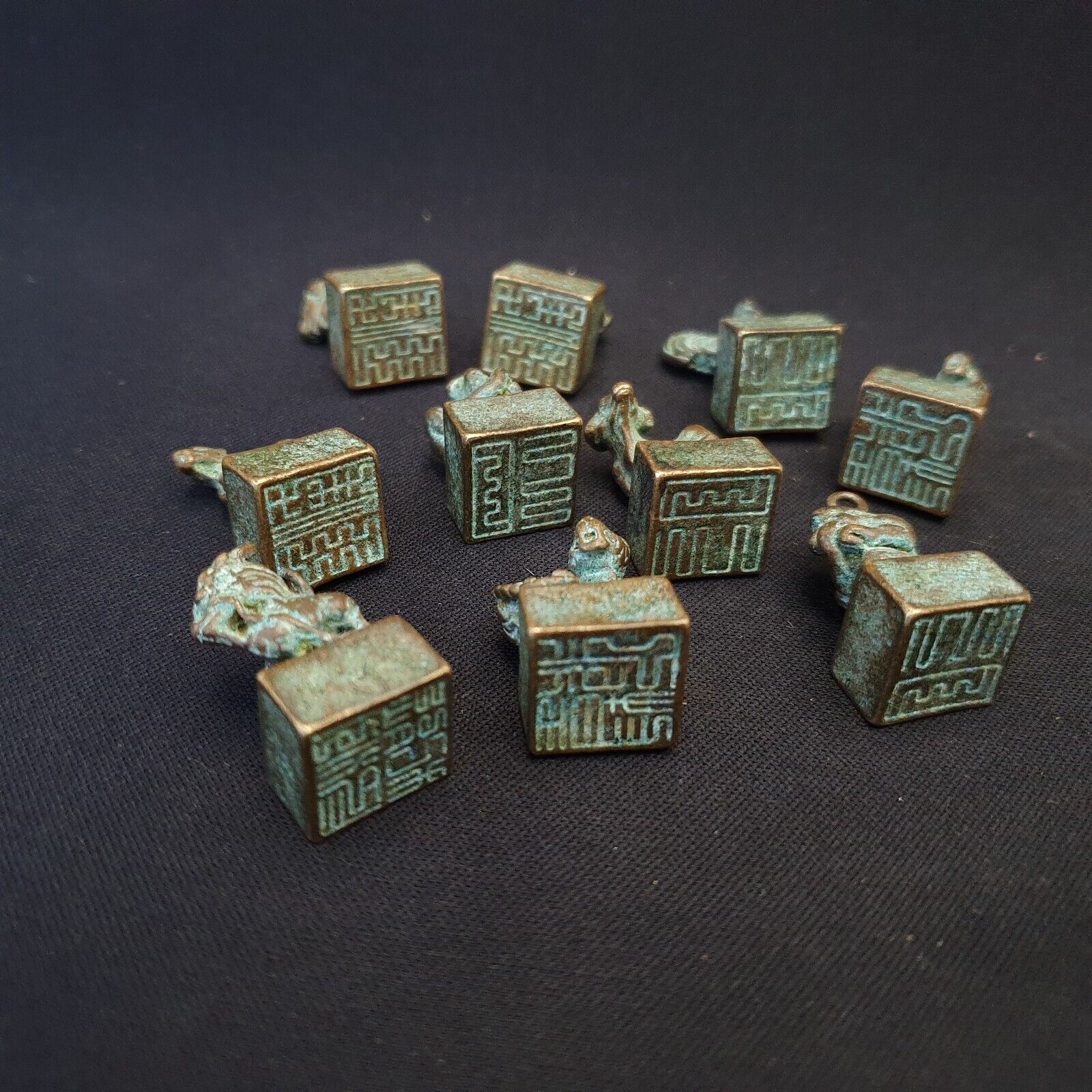 Antike chinesische Bronze Tiere Siegel Stempel schöne Patina 10 Stück Lot 