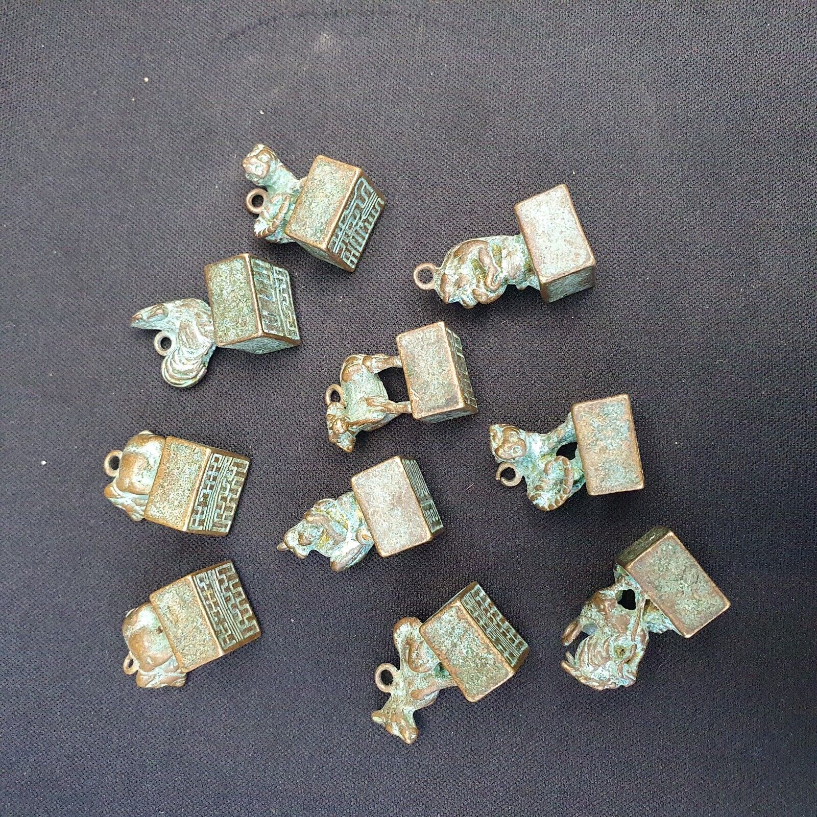 Antike chinesische Bronze Tiere Siegel Stempel schöne Patina 10 Stück Lot 