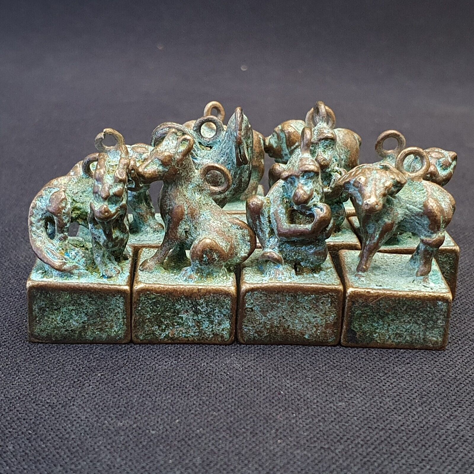 Antike chinesische Bronze Tiere Siegel Stempel schöne Patina 10 Stück Lot 