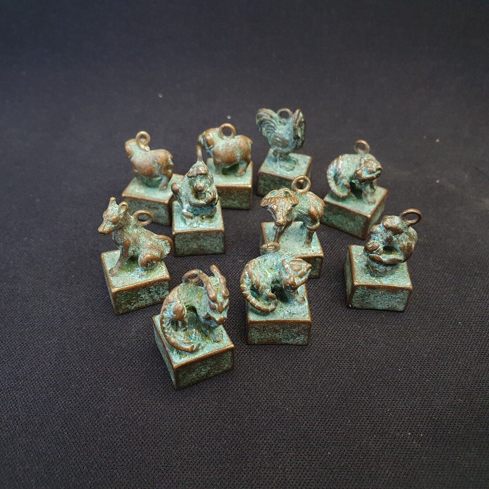 Antike chinesische Bronze Tiere Siegel Stempel schöne Patina 10 Stück Lot 