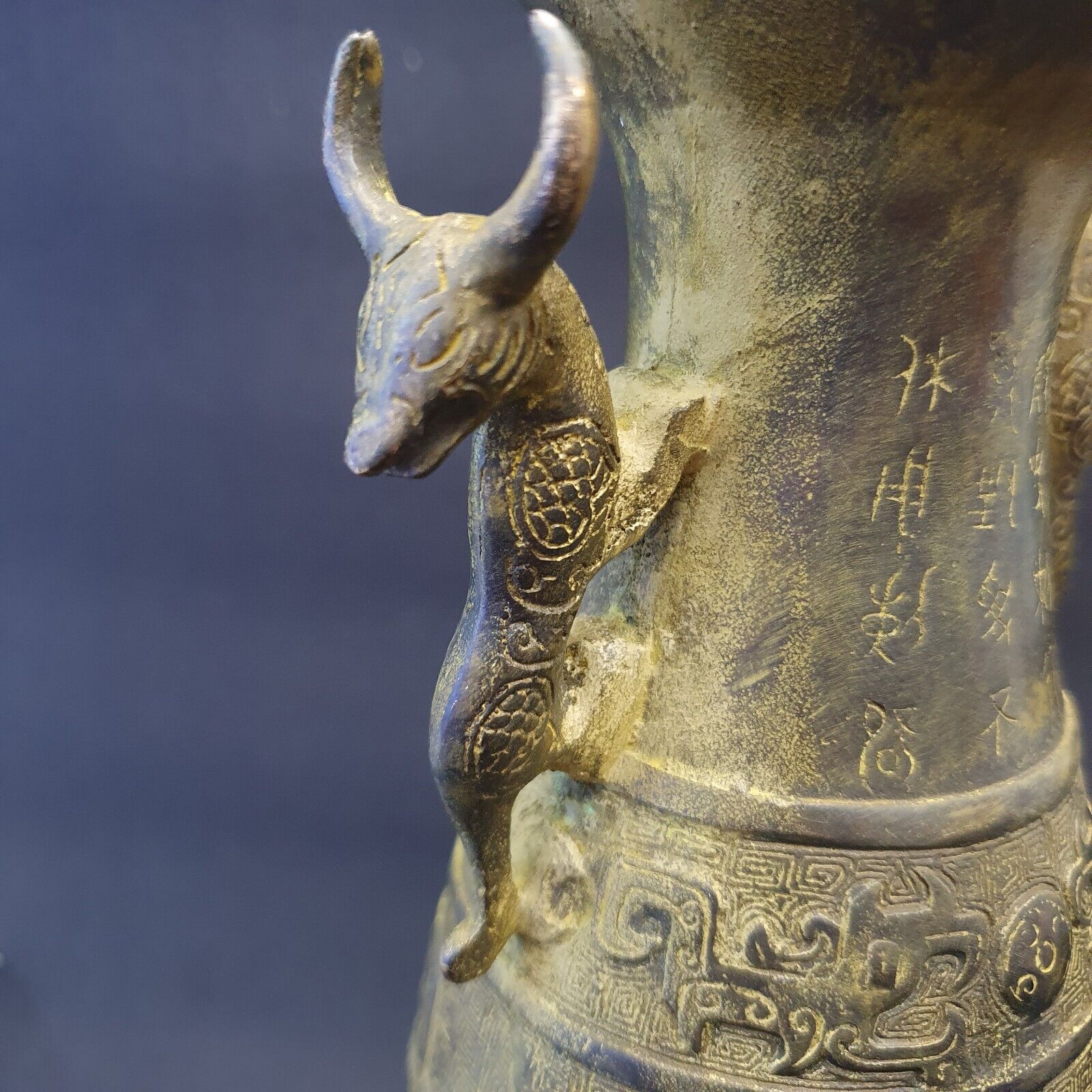 Antike chinesische Bronze-Bronzeware aus der Shang- und Zhou-Dynastie, Trinkkelch aus Bronze