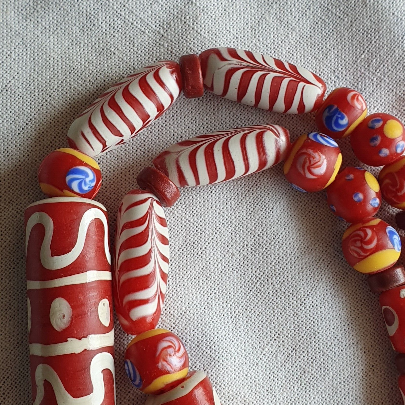 VINTAGE BEAUTIFUL Feather Fancy Aventurine Red GLASS BEADS Strand