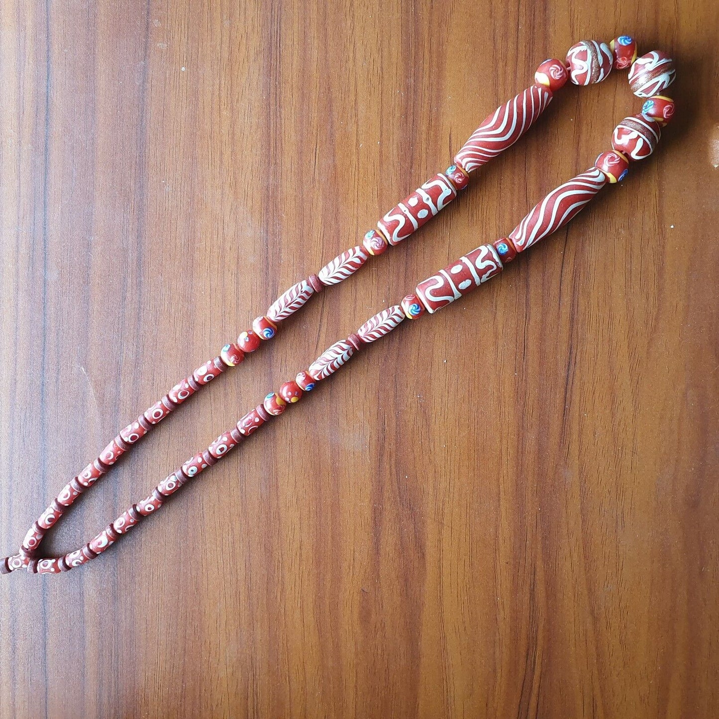 復古美麗羽毛花式東陵紅色玻璃珠串