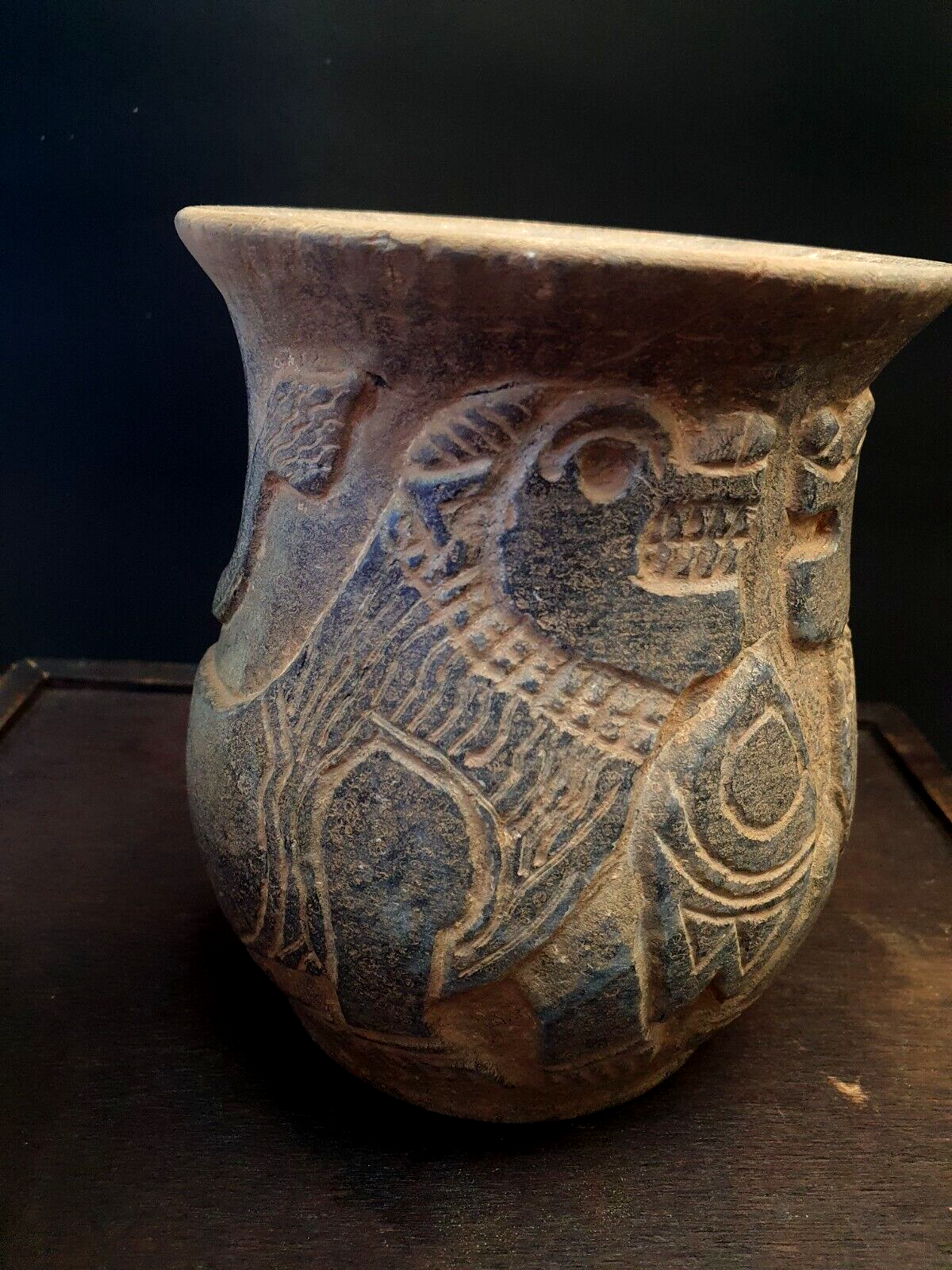 Antike Jiroft-Chlorit-Vase aus schwarzem Stein mit mystischen Figuren aus Kerman
