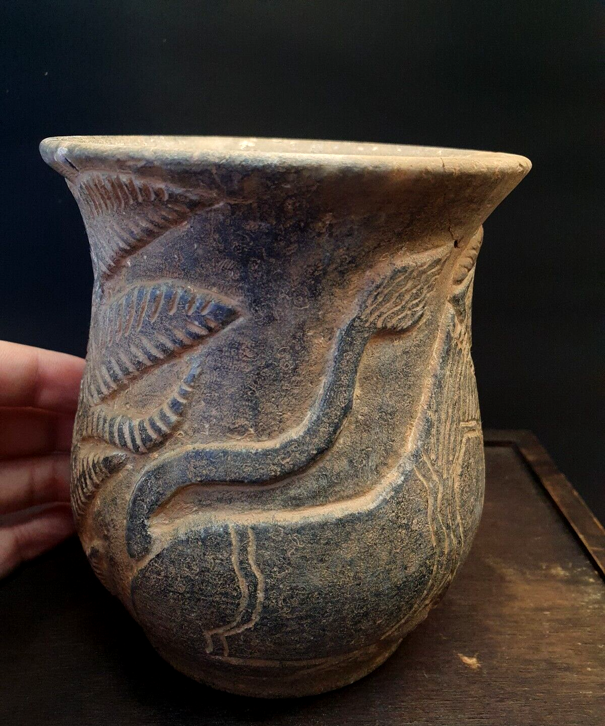 Antike Jiroft-Chlorit-Vase aus schwarzem Stein mit mystischen Figuren aus Kerman