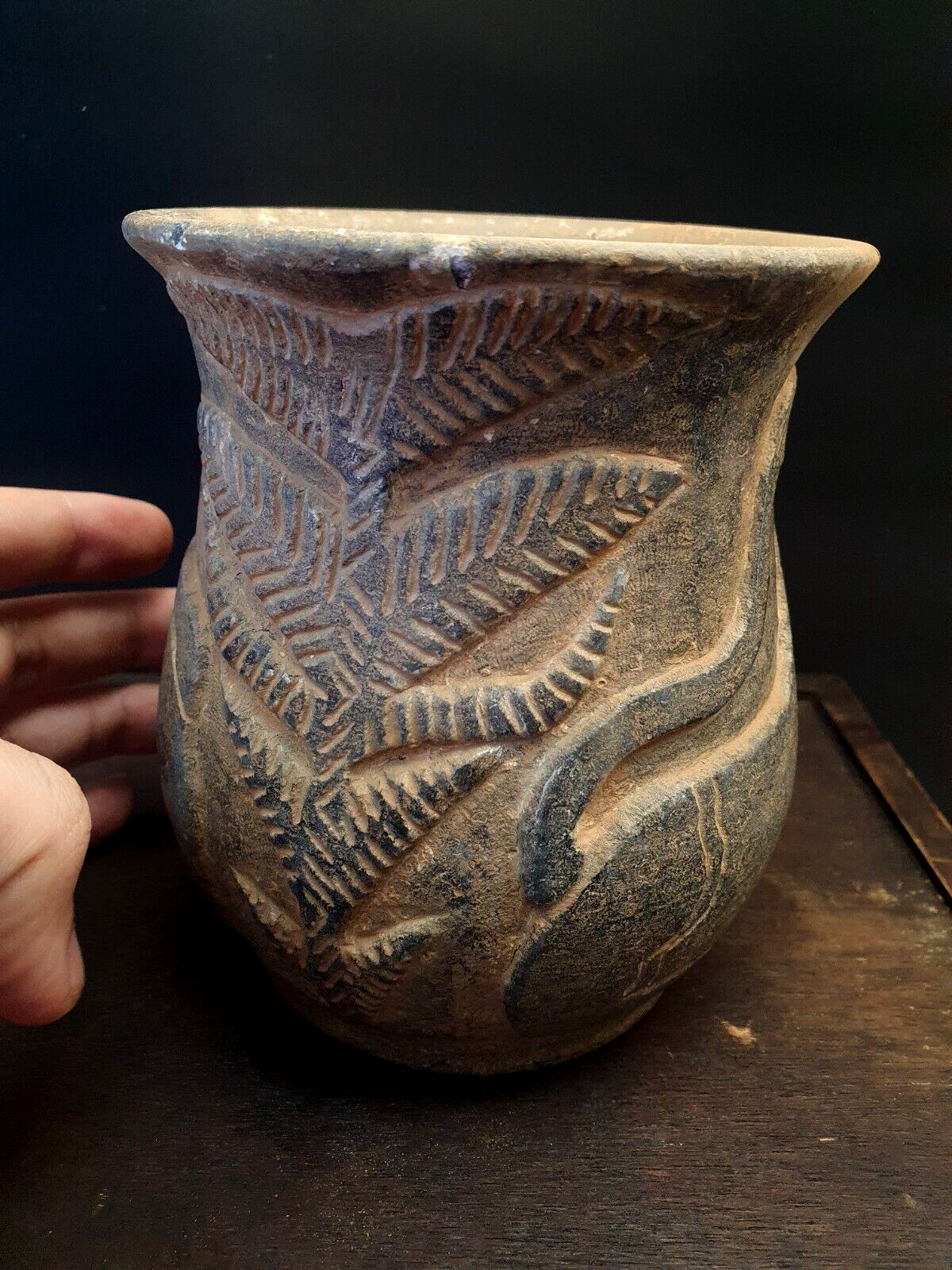 Antike Jiroft-Chlorit-Vase aus schwarzem Stein mit mystischen Figuren aus Kerman