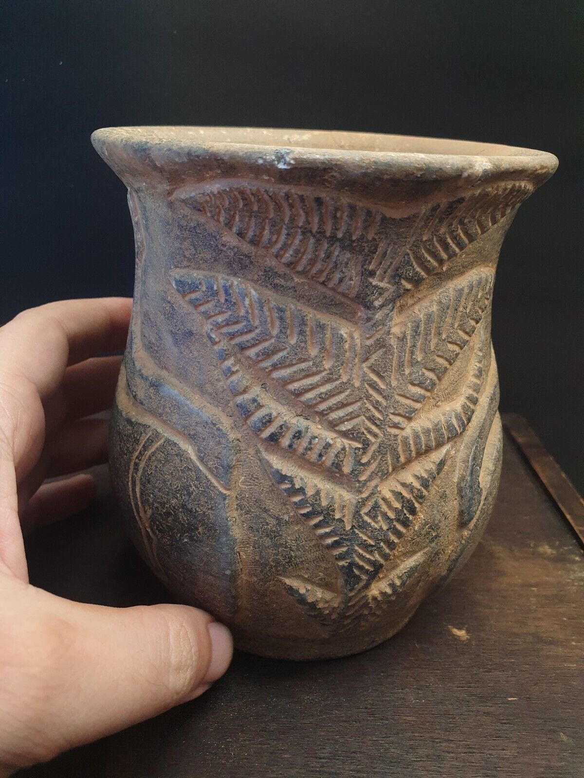 Antike Jiroft-Chlorit-Vase aus schwarzem Stein mit mystischen Figuren aus Kerman