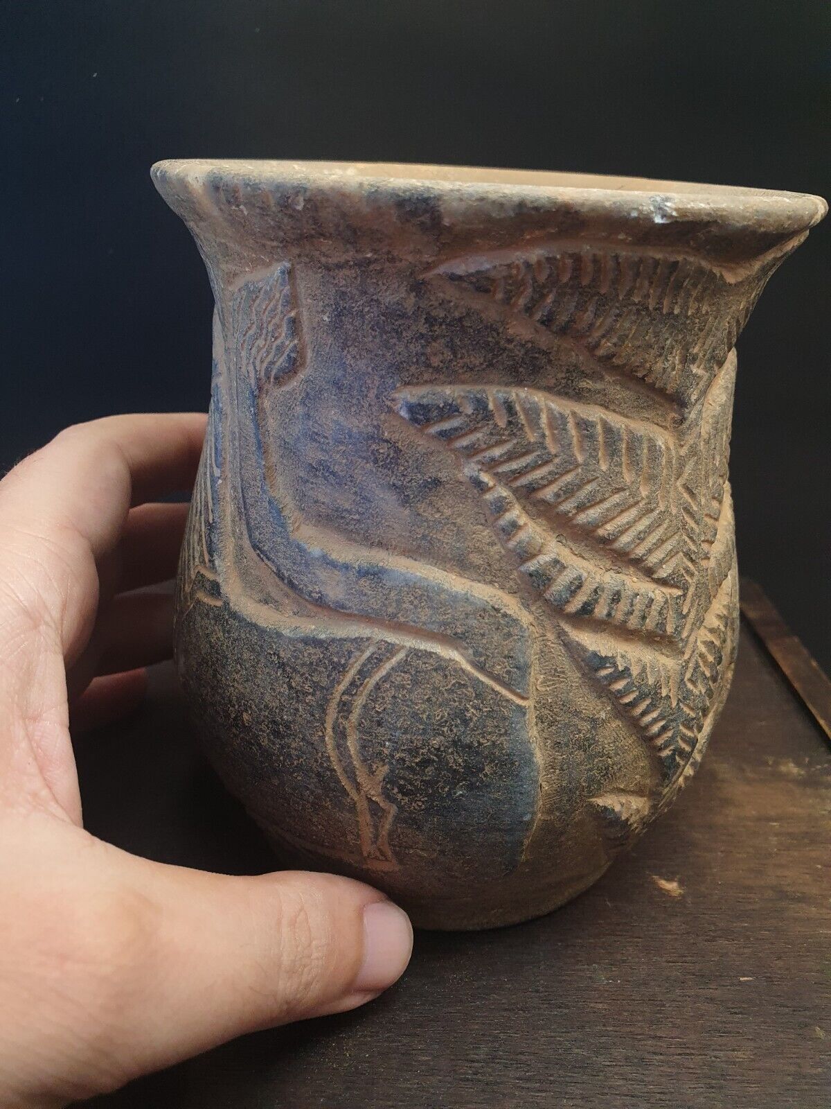 Antike Jiroft-Chlorit-Vase aus schwarzem Stein mit mystischen Figuren aus Kerman