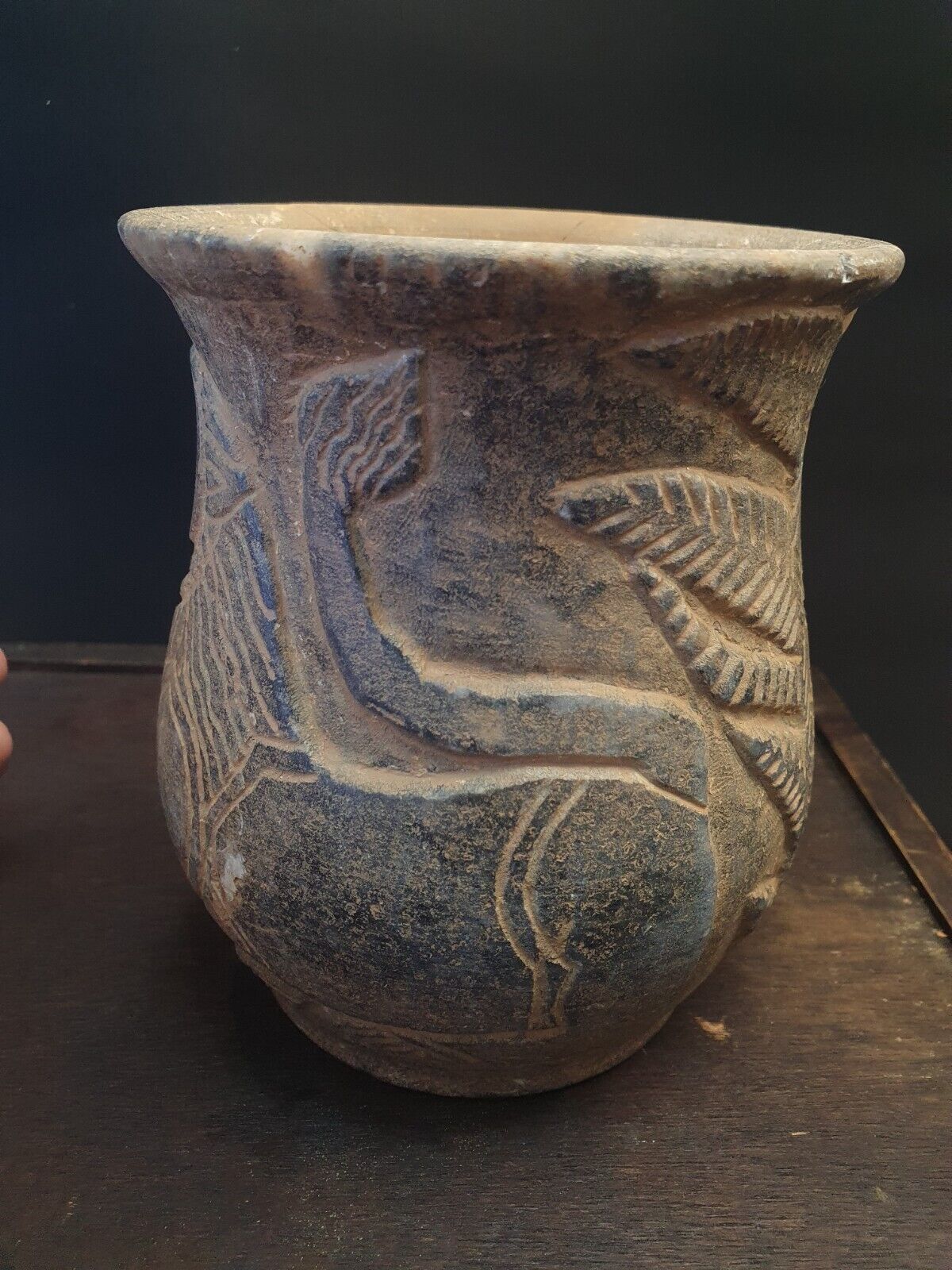 Antike Jiroft-Chlorit-Vase aus schwarzem Stein mit mystischen Figuren aus Kerman