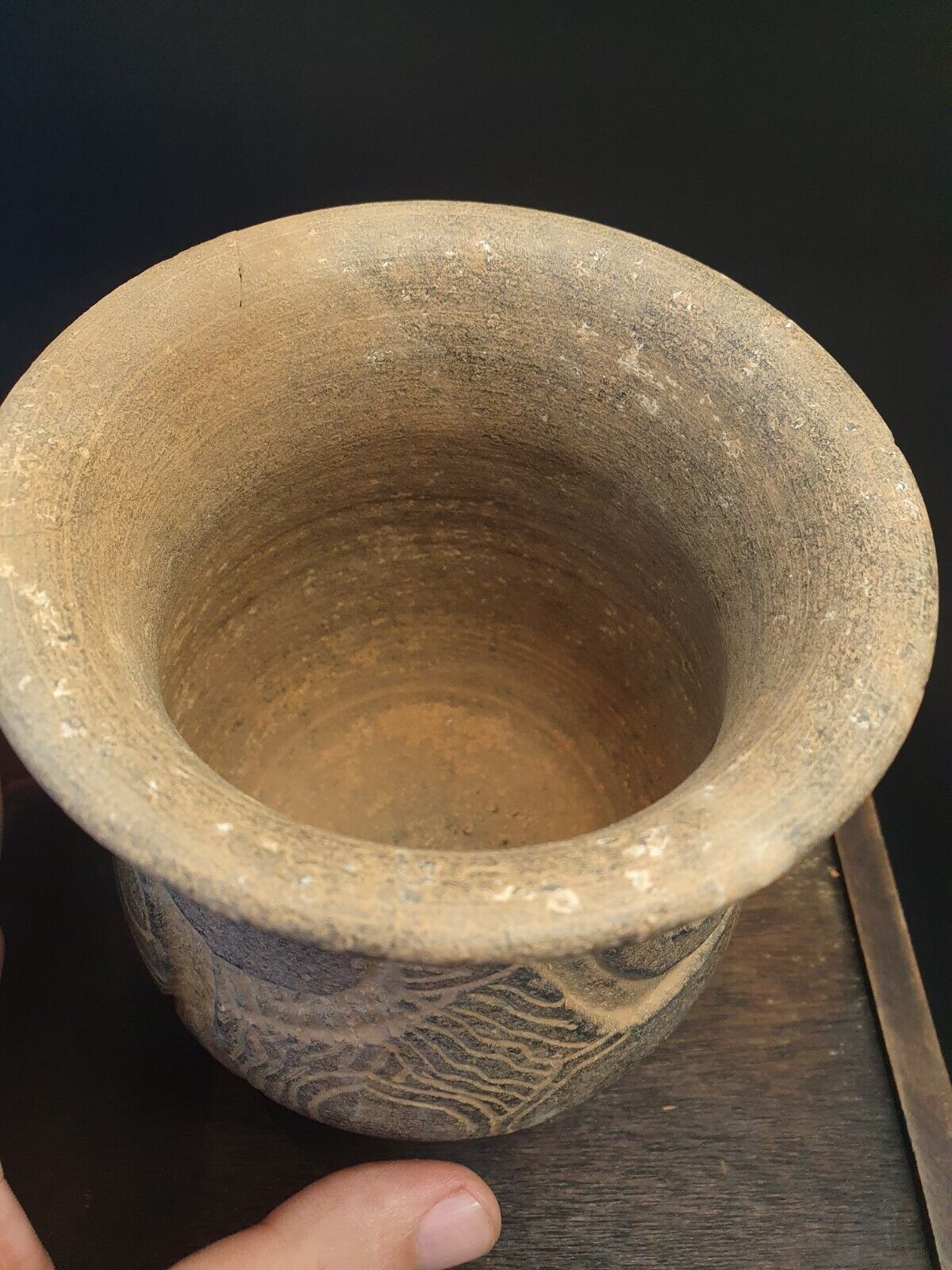 Antike Jiroft-Chlorit-Vase aus schwarzem Stein mit mystischen Figuren aus Kerman