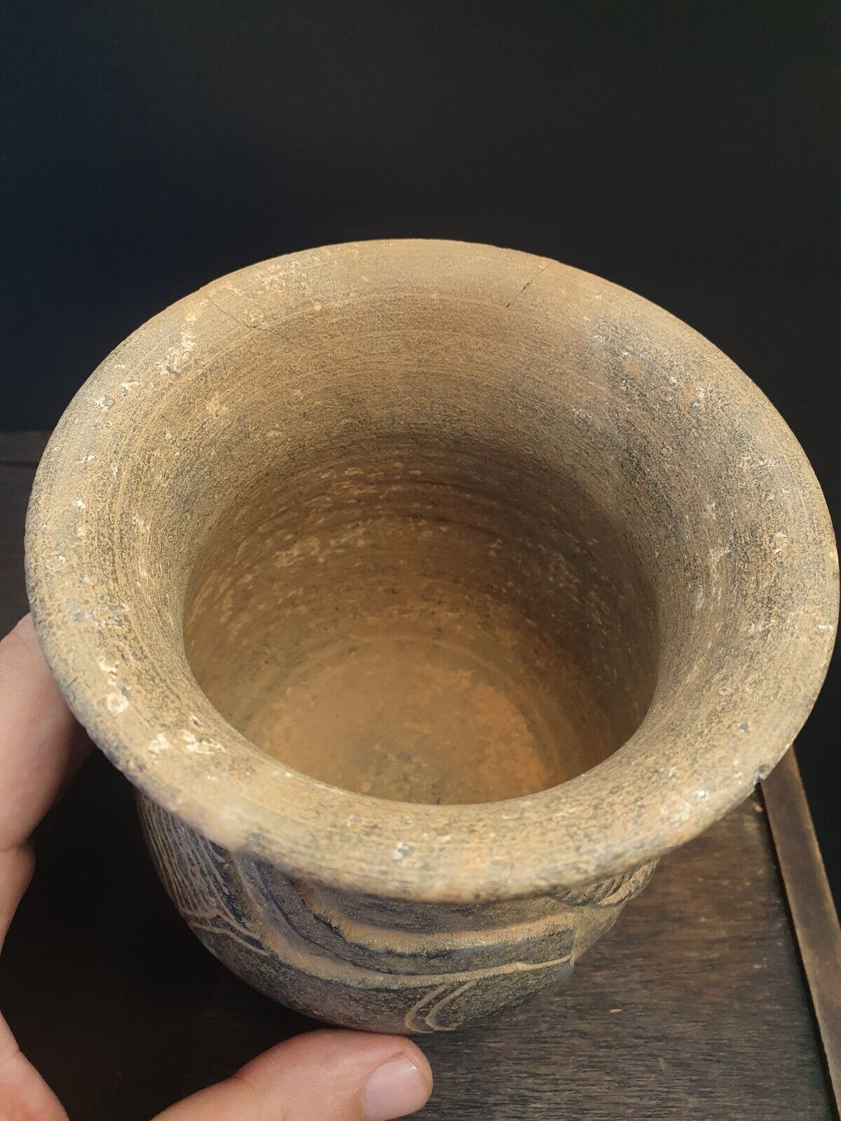 Antike Jiroft-Chlorit-Vase aus schwarzem Stein mit mystischen Figuren aus Kerman