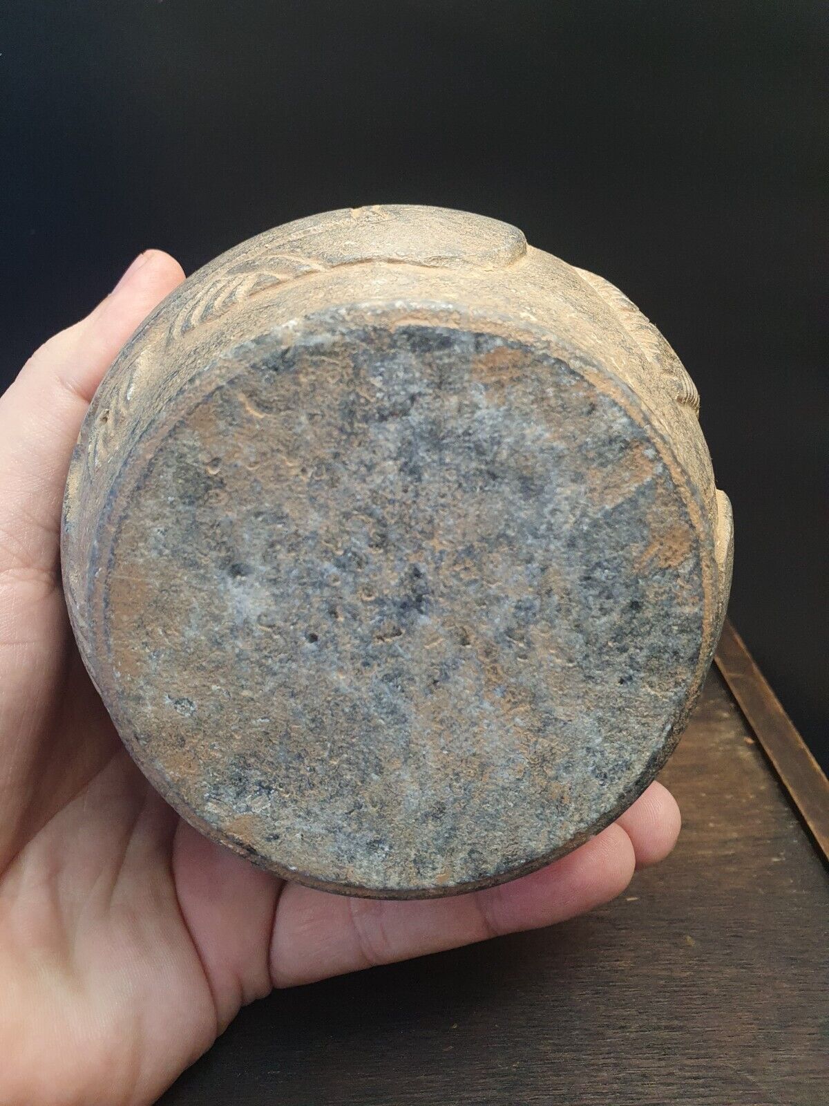 Antike Jiroft-Chlorit-Vase aus schwarzem Stein mit mystischen Figuren aus Kerman