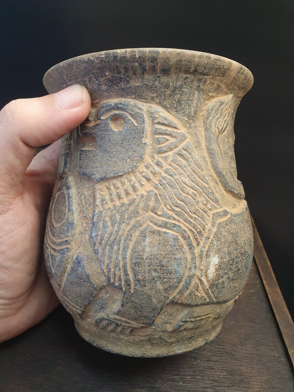 Antike Jiroft-Chlorit-Vase aus schwarzem Stein mit mystischen Figuren aus Kerman