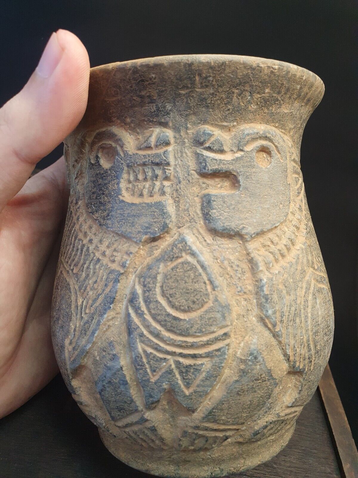 Antike Jiroft-Chlorit-Vase aus schwarzem Stein mit mystischen Figuren aus Kerman