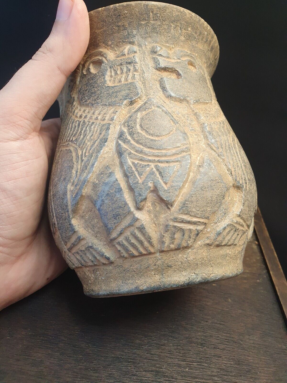 Antike Jiroft-Chlorit-Vase aus schwarzem Stein mit mystischen Figuren aus Kerman