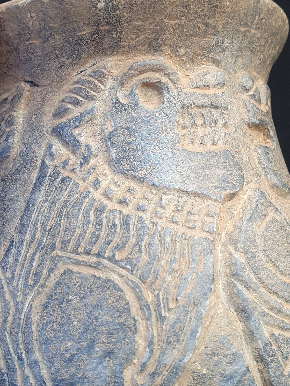 Antike Jiroft-Chlorit-Vase aus schwarzem Stein mit mystischen Figuren aus Kerman
