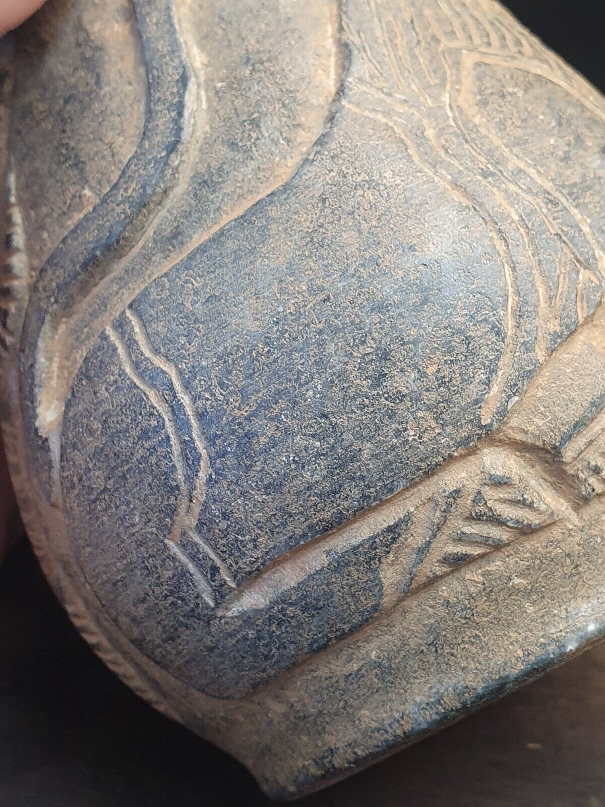 Antike Jiroft-Chlorit-Vase aus schwarzem Stein mit mystischen Figuren aus Kerman