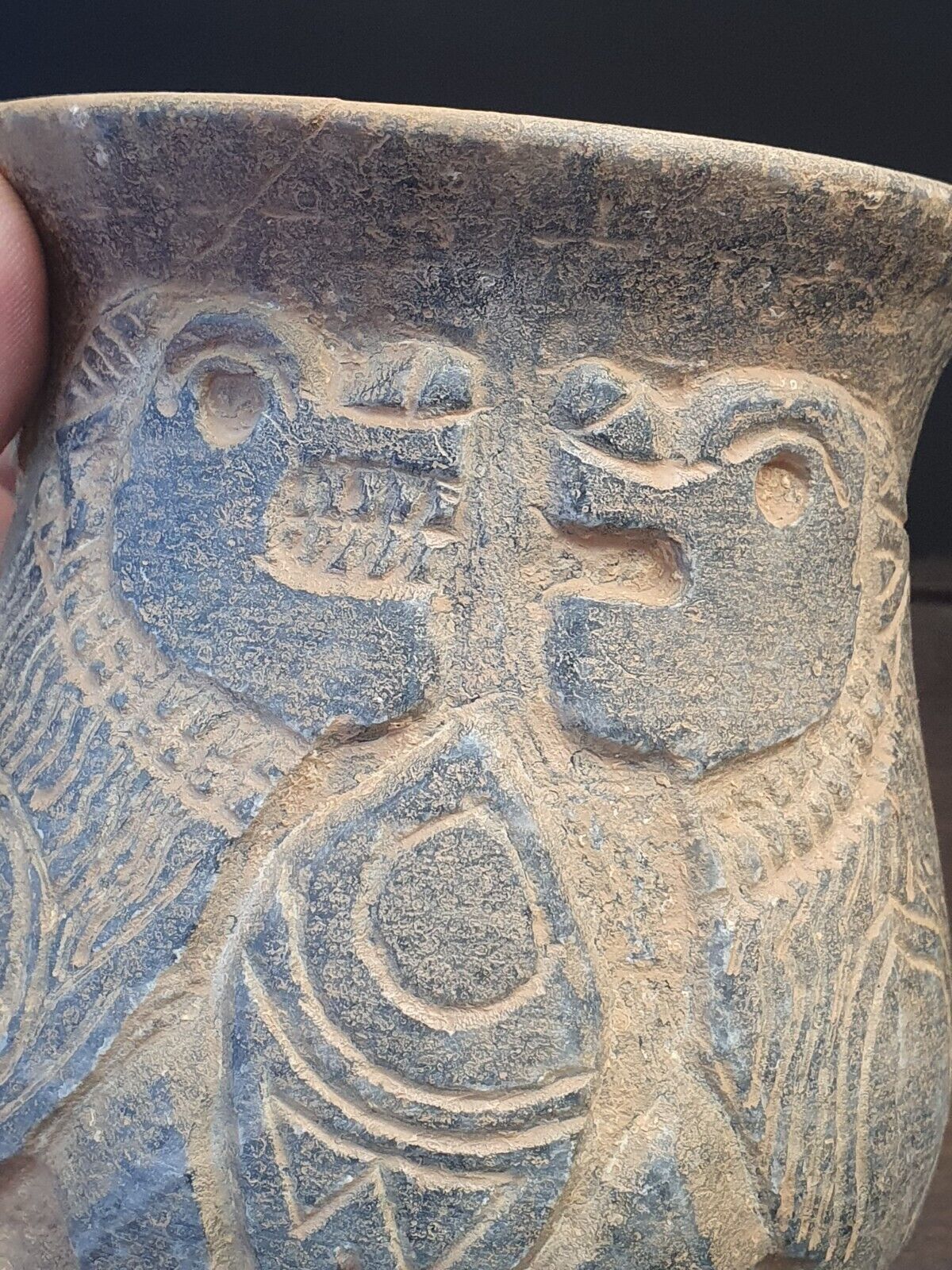 Antike Jiroft-Chlorit-Vase aus schwarzem Stein mit mystischen Figuren aus Kerman