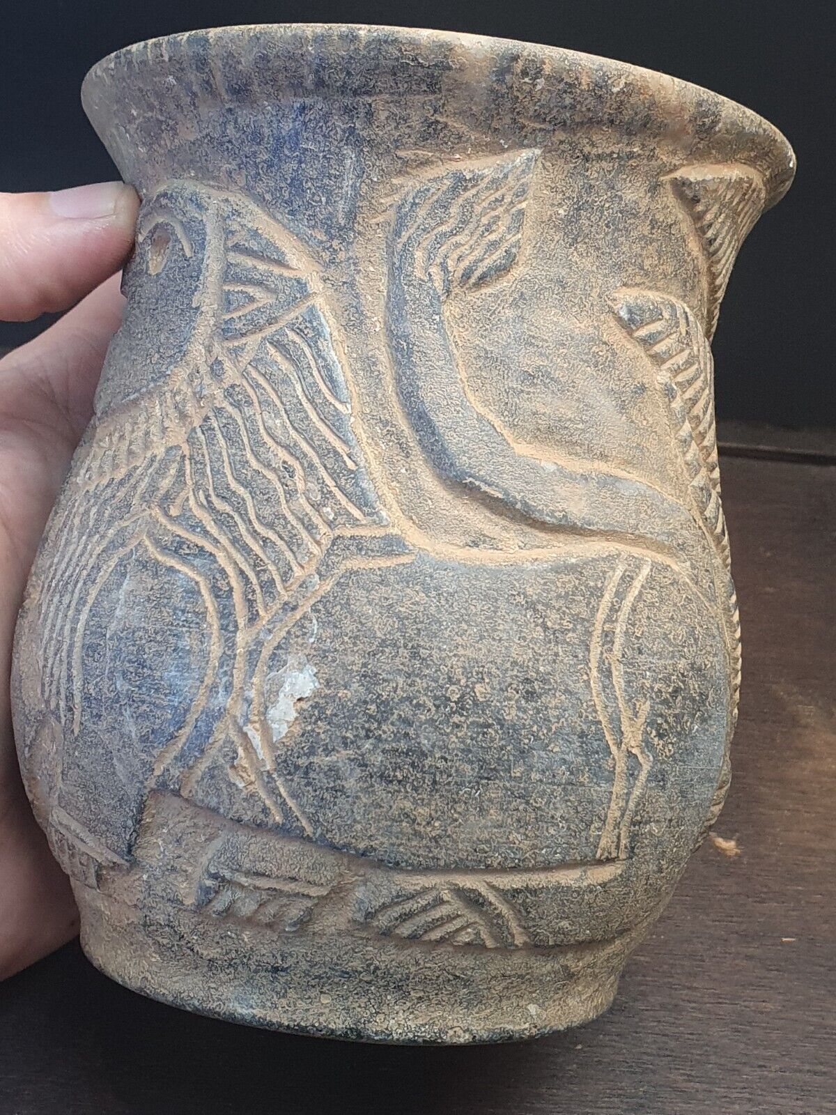 Antike Jiroft-Chlorit-Vase aus schwarzem Stein mit mystischen Figuren aus Kerman