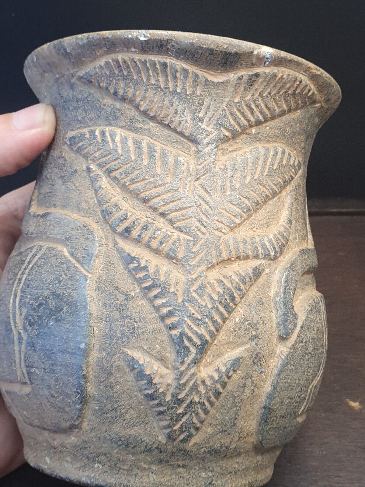 Antike Jiroft-Chlorit-Vase aus schwarzem Stein mit mystischen Figuren aus Kerman