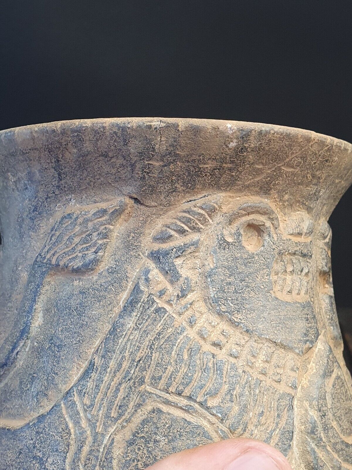 Antike Jiroft-Chlorit-Vase aus schwarzem Stein mit mystischen Figuren aus Kerman