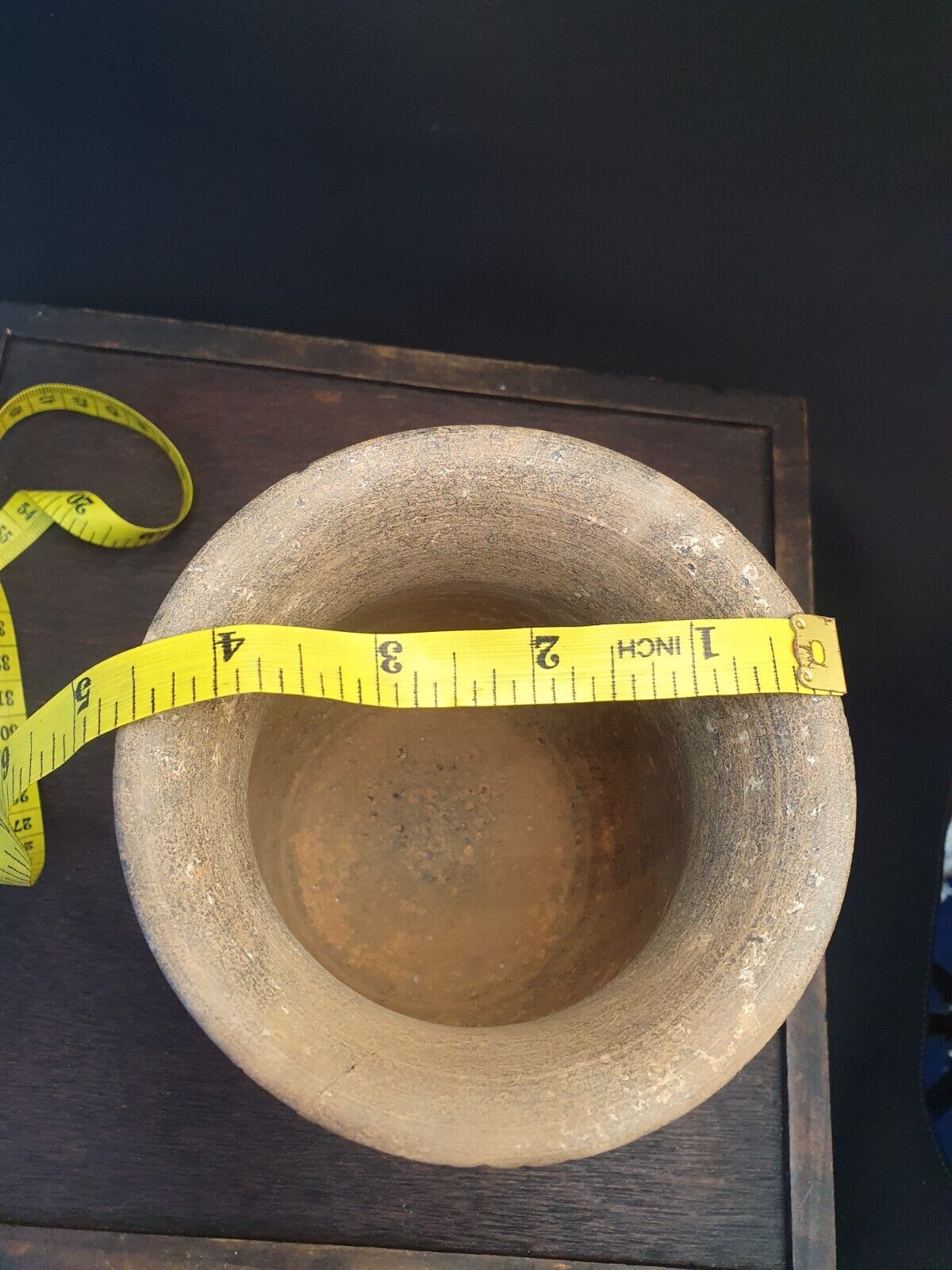 Antike Jiroft-Chlorit-Vase aus schwarzem Stein mit mystischen Figuren aus Kerman