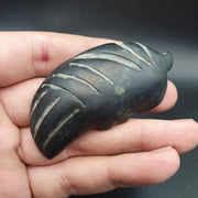Antiker chinesischer Jadestein aus der Song-Dynastie. Handgeschnitzter Anhänger aus grüner Jade