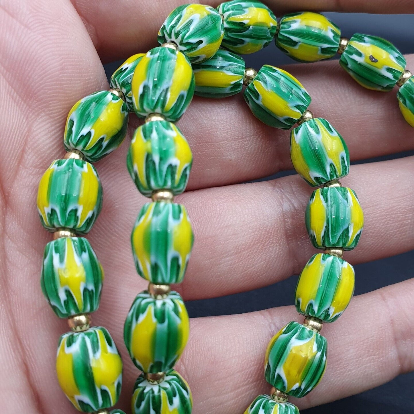 Atemberaubende Wassermelonen-Chevrons, venezianische Handelsperlen, Afrika, authentische Antiquitäten 