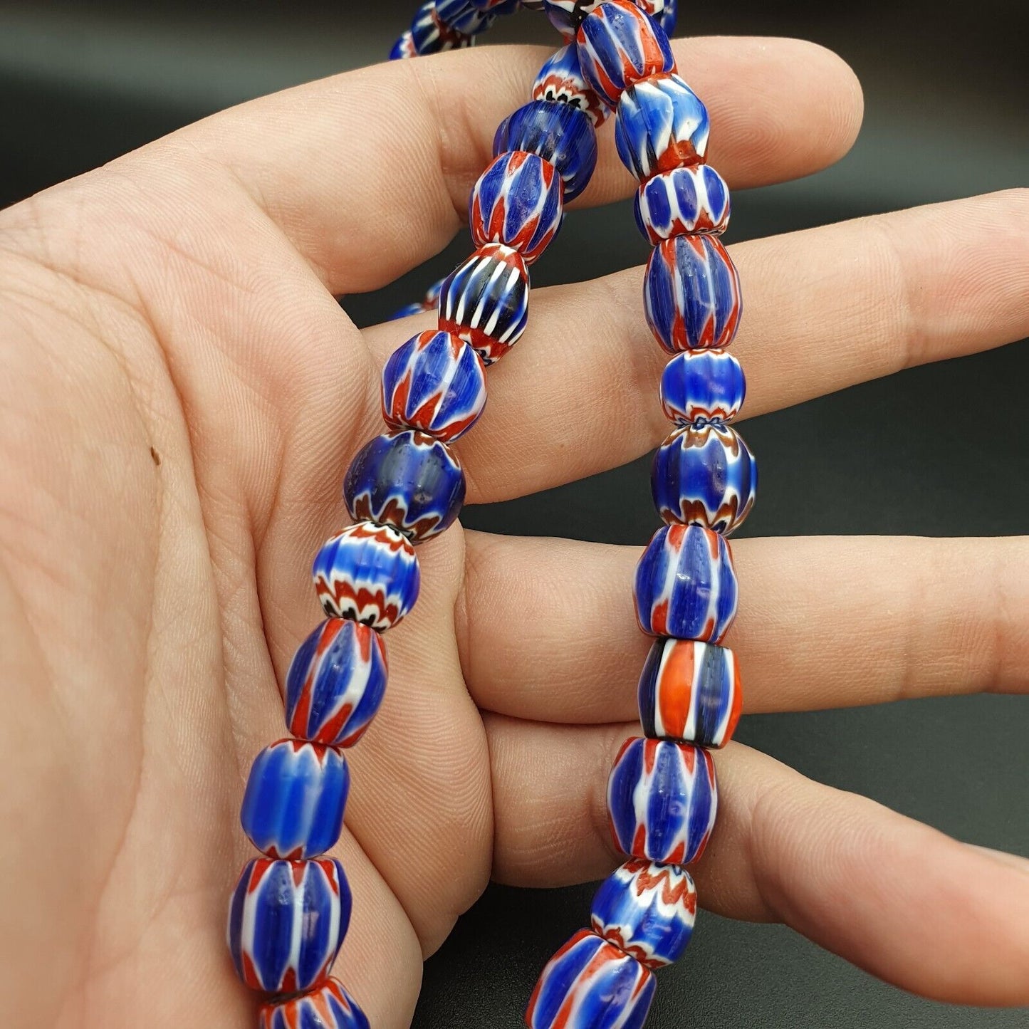 Winzige blaue Chevrons venezianische Perlen afrikanische Halskette 8-10mm