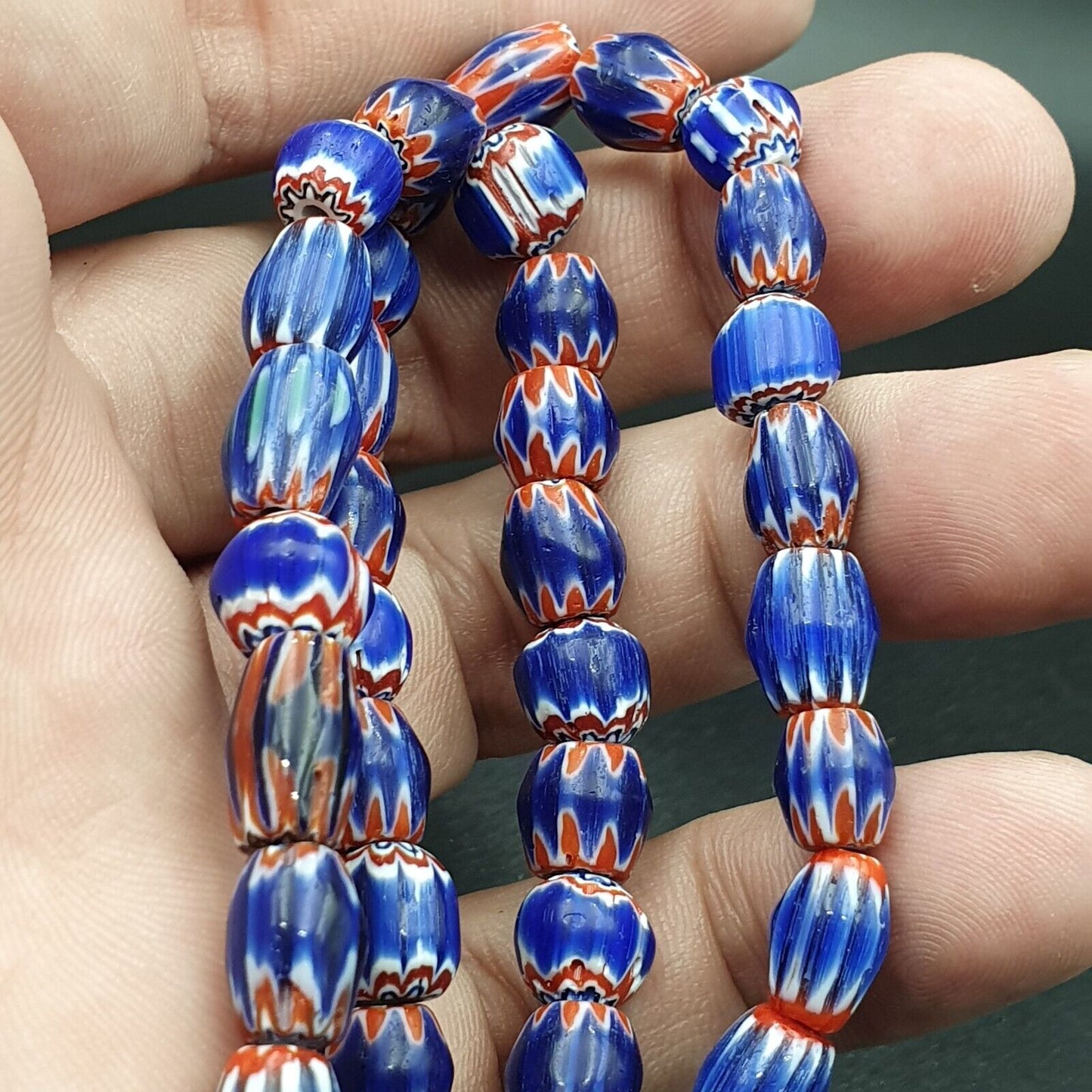 Winzige blaue Chevrons venezianische Perlen afrikanische Halskette 8-10mm