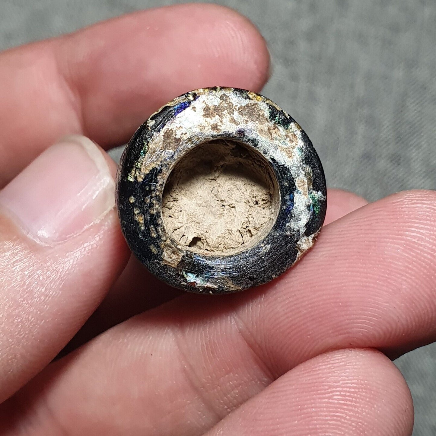 大件完整的古羅馬玻璃工藝品，約公元 1 世紀，帶銅綠
