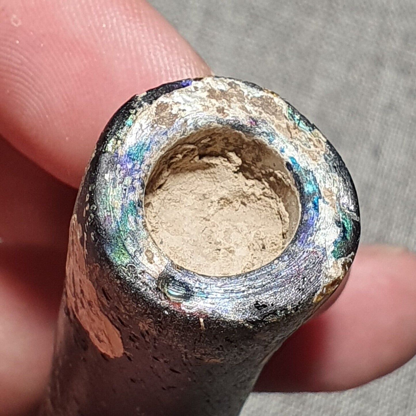 大件完整的古羅馬玻璃工藝品，約公元 1 世紀，帶銅綠