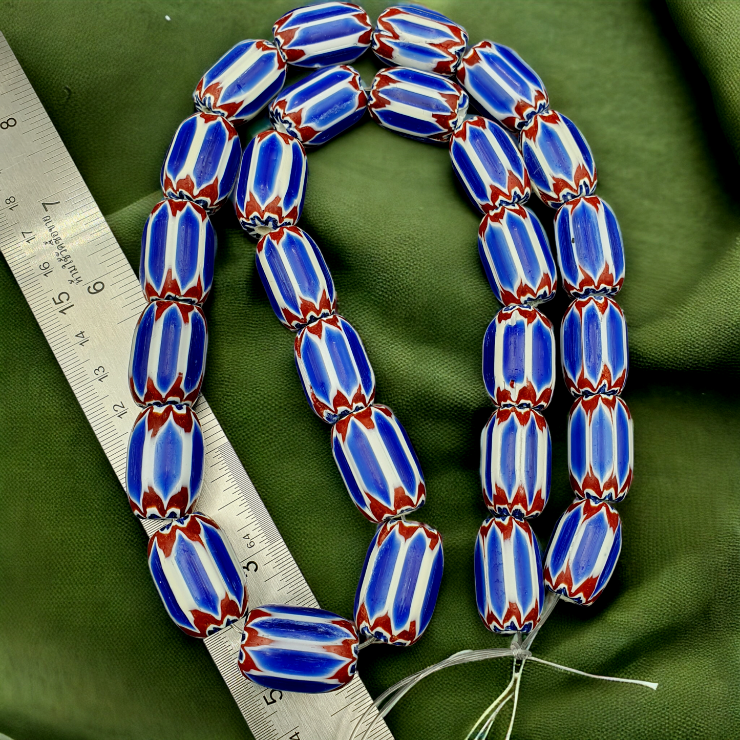 Blaue Chevron-Perlen im Vintage-Stil, alte afrikanische Glasperlen, langer Strang, 16–20 mm