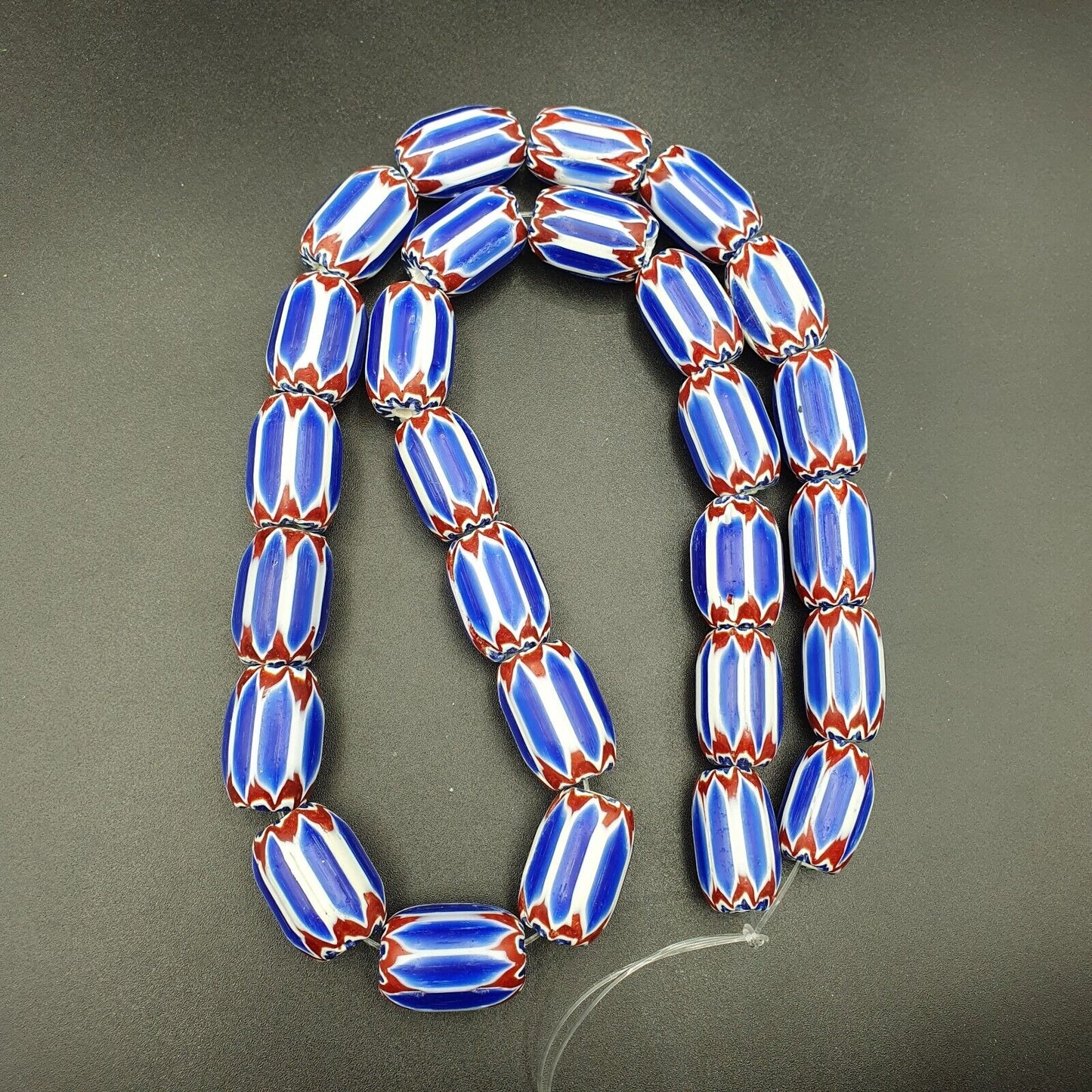 Blaue Chevron-Perlen im Vintage-Stil, alte afrikanische Glasperlen, langer Strang, 16–20 mm