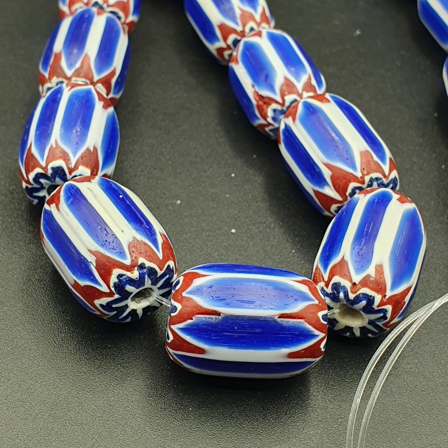 Blaue Chevron-Perlen im Vintage-Stil, alte afrikanische Glasperlen, langer Strang, 16–20 mm