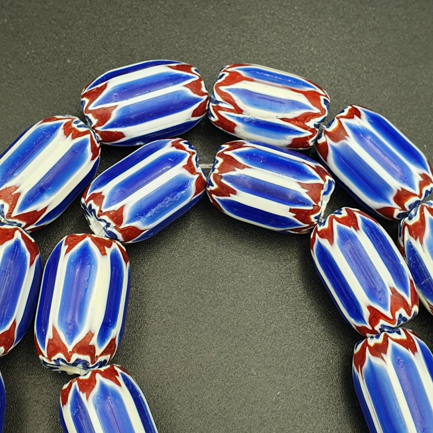 Blaue Chevron-Perlen im Vintage-Stil, alte afrikanische Glasperlen, langer Strang, 16–20 mm