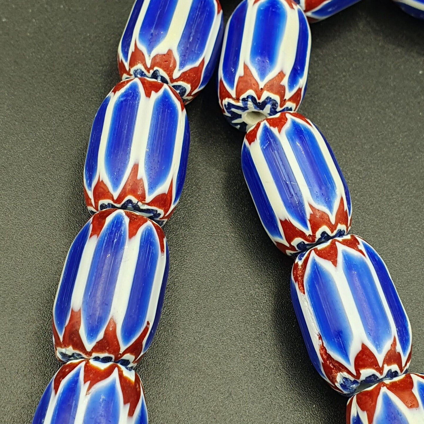 Blaue Chevron-Perlen im Vintage-Stil, alte afrikanische Glasperlen, langer Strang, 16–20 mm
