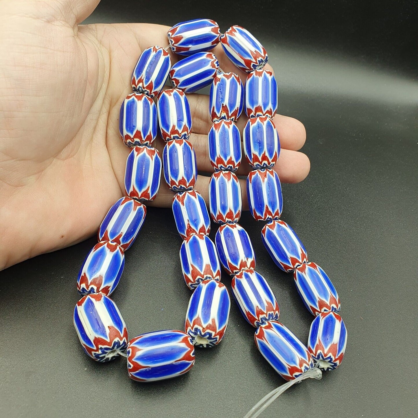 Blaue Chevron-Perlen im Vintage-Stil, alte afrikanische Glasperlen, langer Strang, 16–20 mm