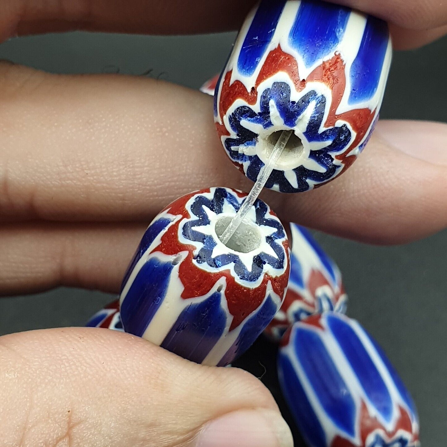 Blaue Chevron-Perlen im Vintage-Stil, alte afrikanische Glasperlen, langer Strang, 16–20 mm