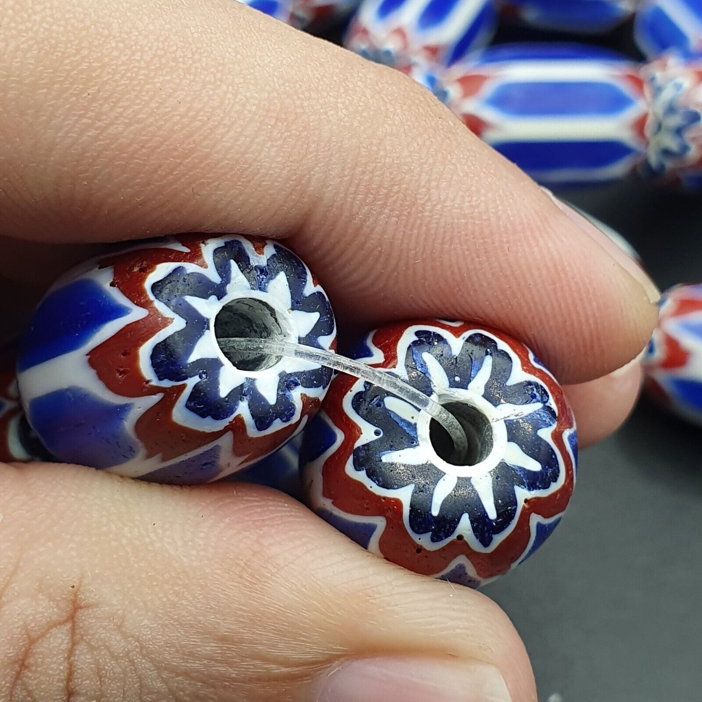 Blaue Chevron-Perlen im Vintage-Stil, alte afrikanische Glasperlen, langer Strang, 16–20 mm