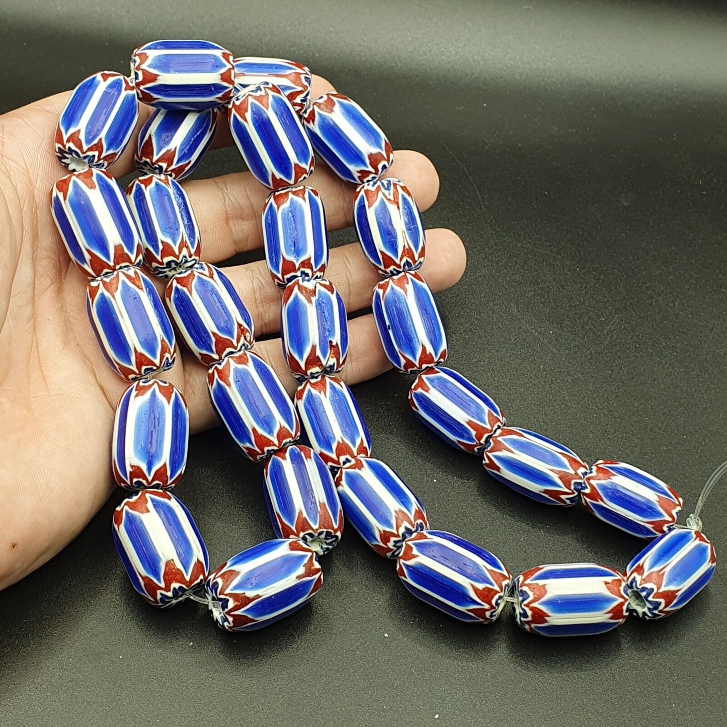 Blaue Chevron-Perlen im Vintage-Stil, alte afrikanische Glasperlen, langer Strang, 16–20 mm