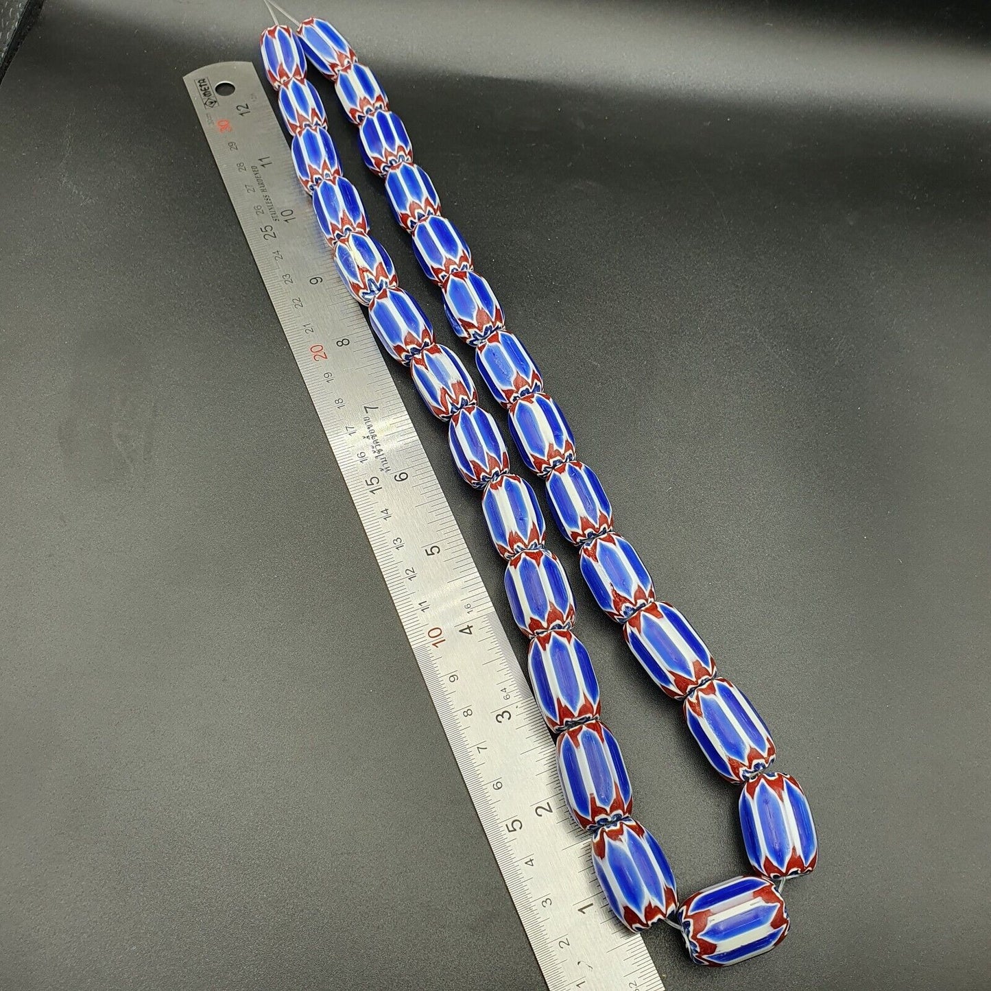 Blaue Chevron-Perlen im Vintage-Stil, alte afrikanische Glasperlen, langer Strang, 16–20 mm