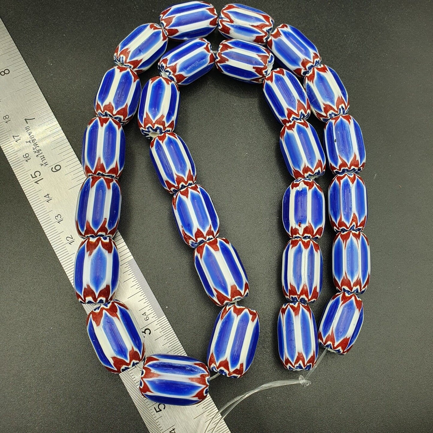 Blaue Chevron-Perlen im Vintage-Stil, alte afrikanische Glasperlen, langer Strang, 16–20 mm