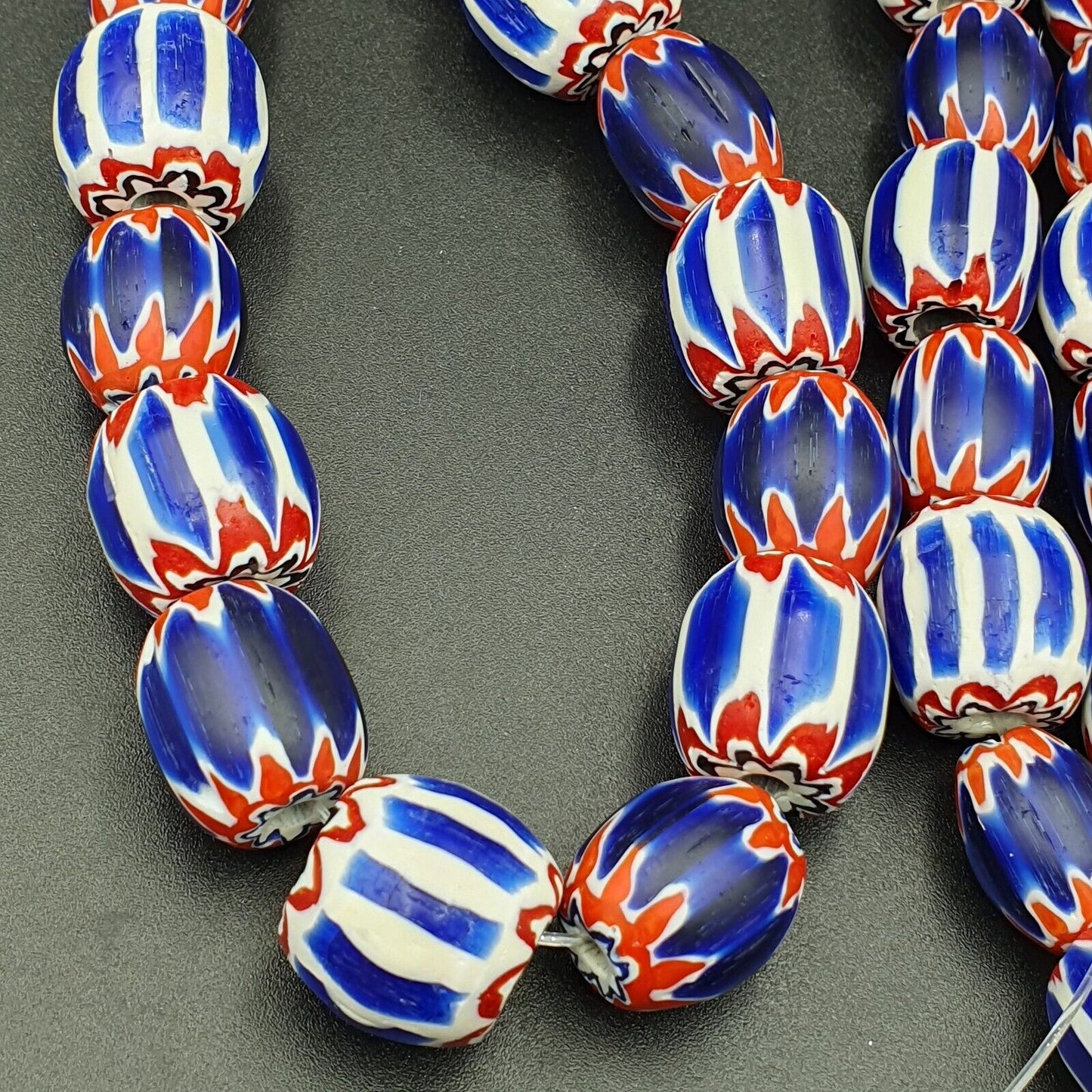 Einzigartige Perlen im venezianischen Stil. Alte afrikanische blaue Glas-Chevron-Perlen, langer Strang