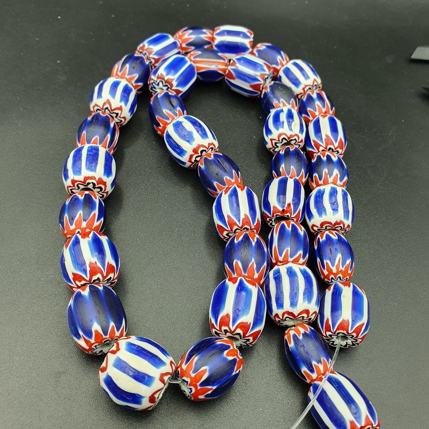 Einzigartige Perlen im venezianischen Stil. Alte afrikanische blaue Glas-Chevron-Perlen, langer Strang