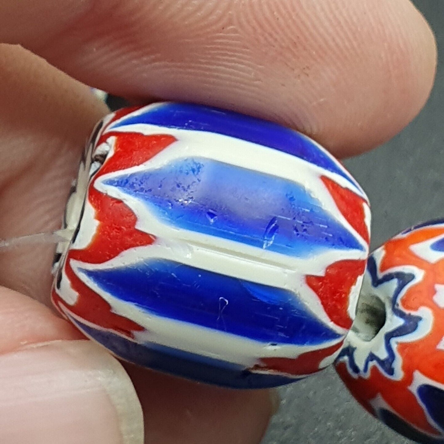 Einzigartige Perlen im venezianischen Stil. Alte afrikanische blaue Glas-Chevron-Perlen, langer Strang