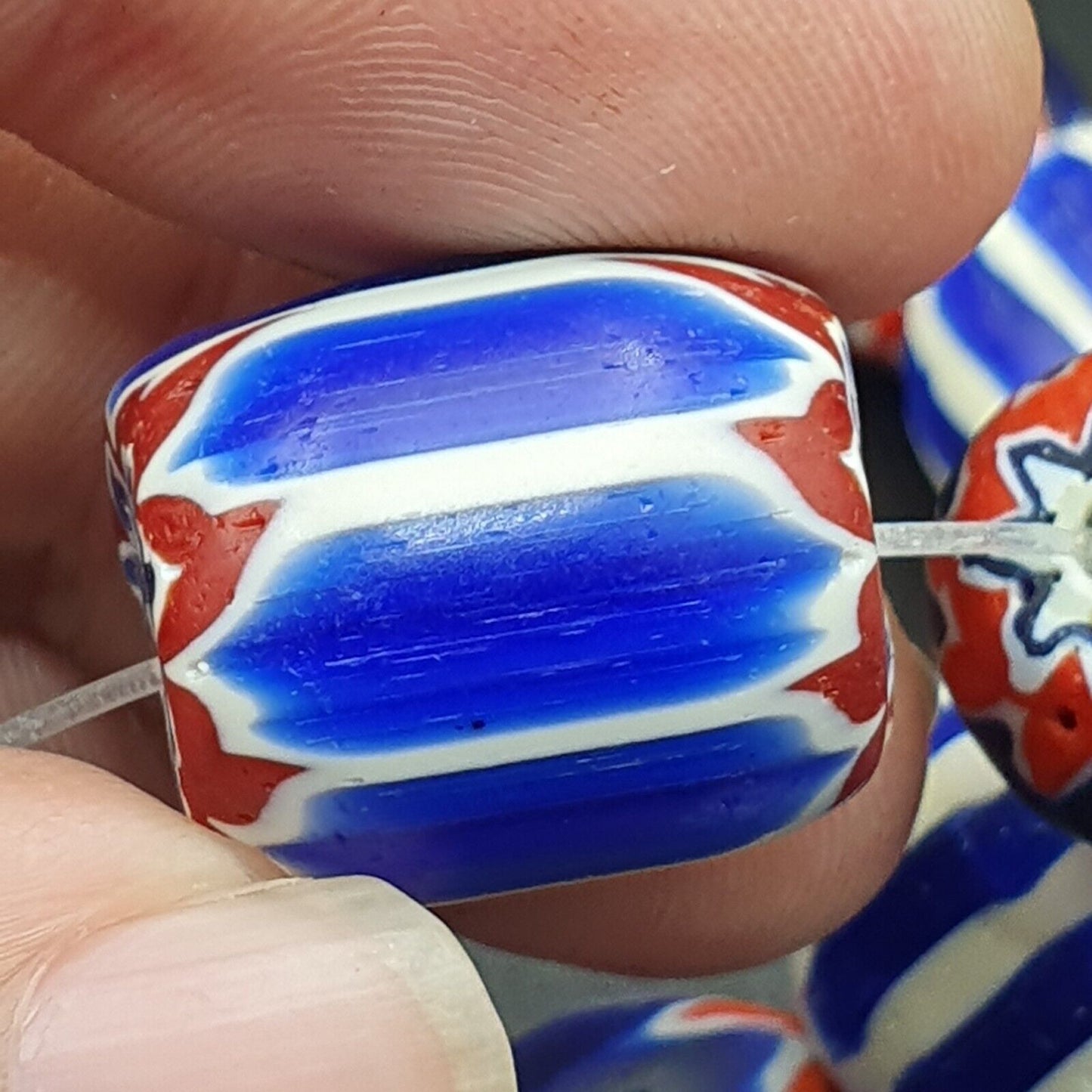 Einzigartige Perlen im venezianischen Stil. Alte afrikanische blaue Glas-Chevron-Perlen, langer Strang