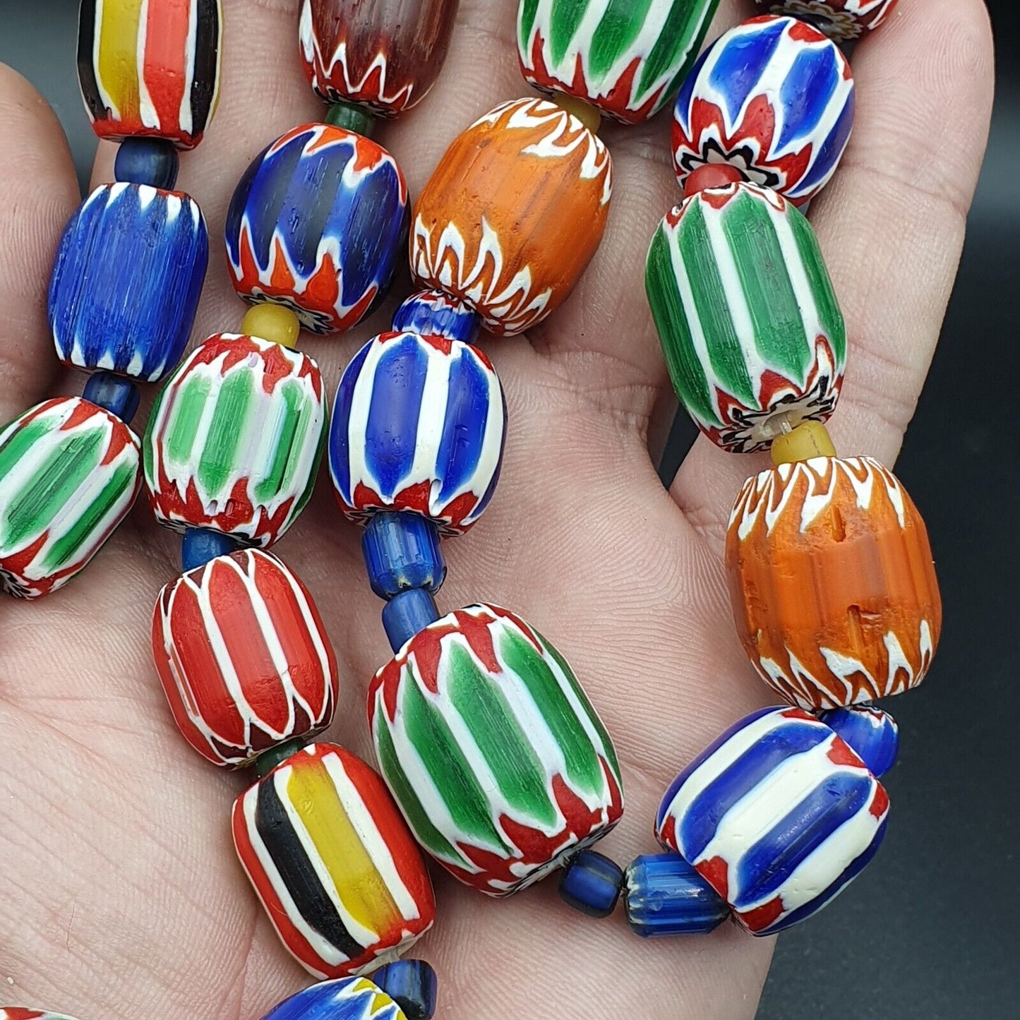 Einzigartige Chevron-Perlen im antiken Stil, alte afrikanische blaue Glasperlen, langer Strang