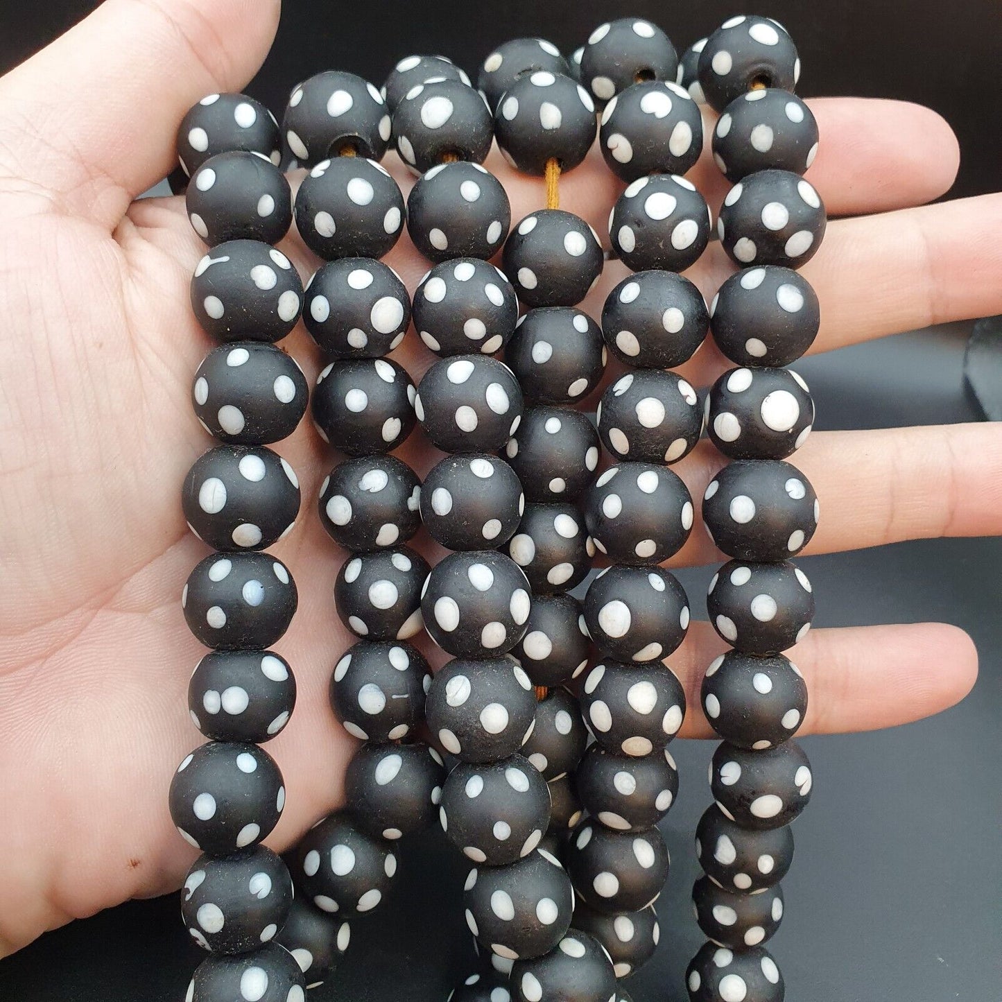 Vintage schwarze Skunk gepunktete Glasperlen weiß gepunktete Perlen Strang Halskette