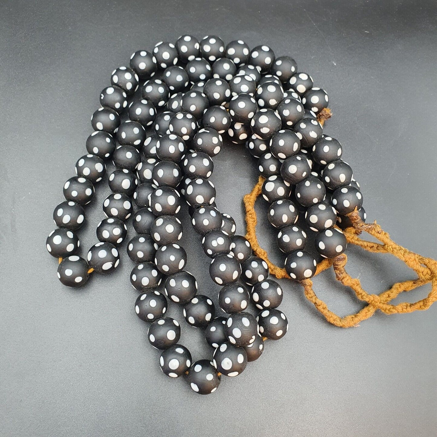 Vintage schwarze Skunk gepunktete Glasperlen weiß gepunktete Perlen Strang Halskette